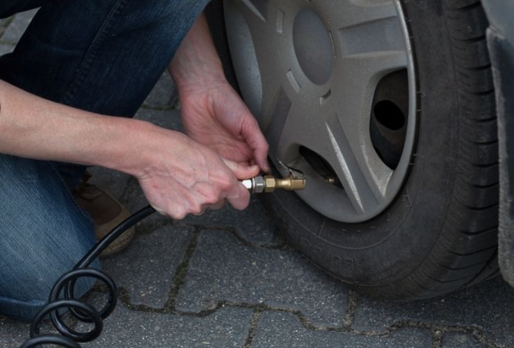 Inflating car tyre