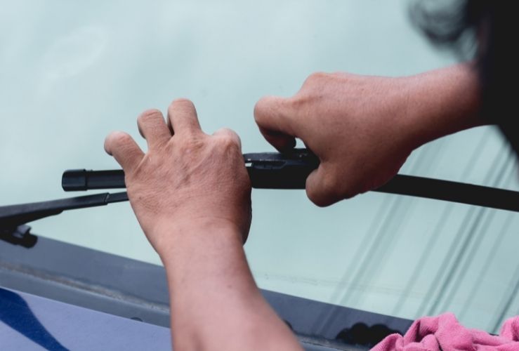 Replacing car windscreen wiper