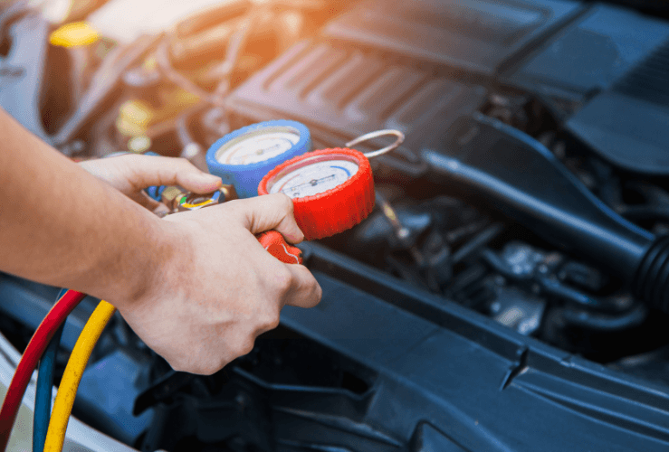 Mechanic monitoring and fixing car air con system