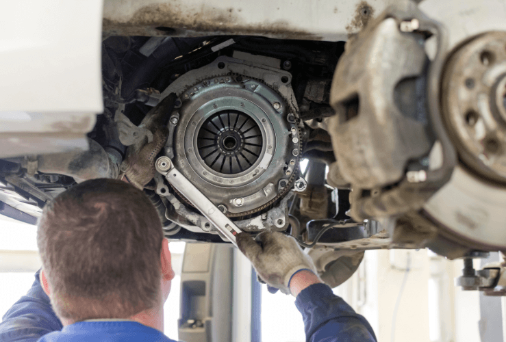 Replacing the clutch disc of a gearbox on a car 