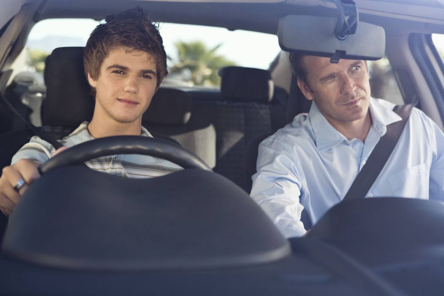 Вождение автомобиля первый. Отец и сын за рулем. Подросток за рулем автомобиля. Машина отца. Машина для подростка.
